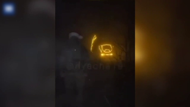 Momentul în care un soldat ucrainean, deghizat în Moș Crăciun, salută lansarea rachetelor HIMARS spre pozițiile rusești