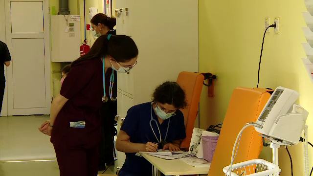 Suntem la un pas de declararea epidemiei de gripă în România. În farmacii nu se mai găsesc medicamente de răceală și gripă