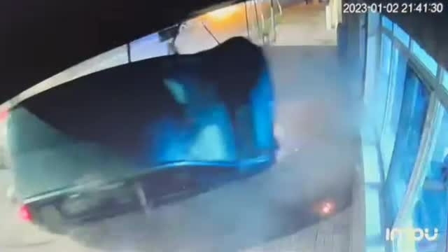 Momentul în care un șofer vitezoman a intrat în plin într-o pizzerie inaugurată în urmă cu trei luni, lângă București