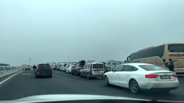 Românii din diaspora care au petrecut sărbătorile acasă se întorc în străinătate. Cozile la vămi au fost interminabile