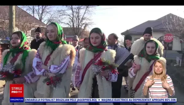 Colindătorii unei comune din Neamț s-au îmbrăcat în straie populare și au „semănat” gospodăriile