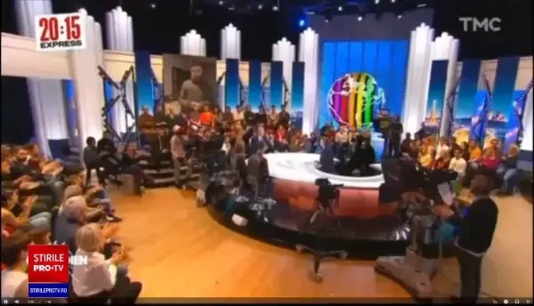 Momentul în care un soldat ucrainean, deghizat în Moș Crăciun, salută lansarea rachetelor HIMARS spre pozițiile rusești