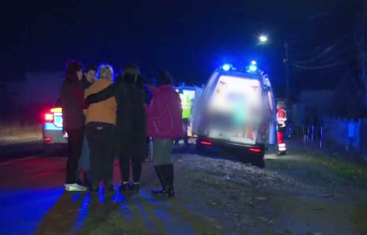 Un bărbat a murit după ce a intrat cu mașina într-un podeț de beton, în Dâmbovița. Localnicii au auzit bubuitura