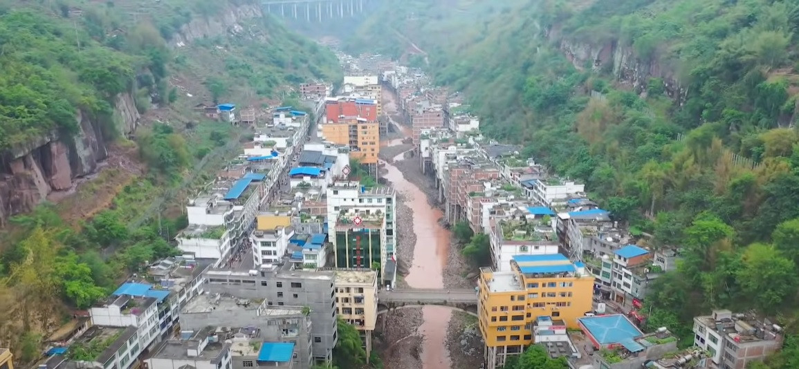 Cum arată cel mai îngust oraș din lume. Oamenii spun că seamănă cu un decor de film | VIDEO