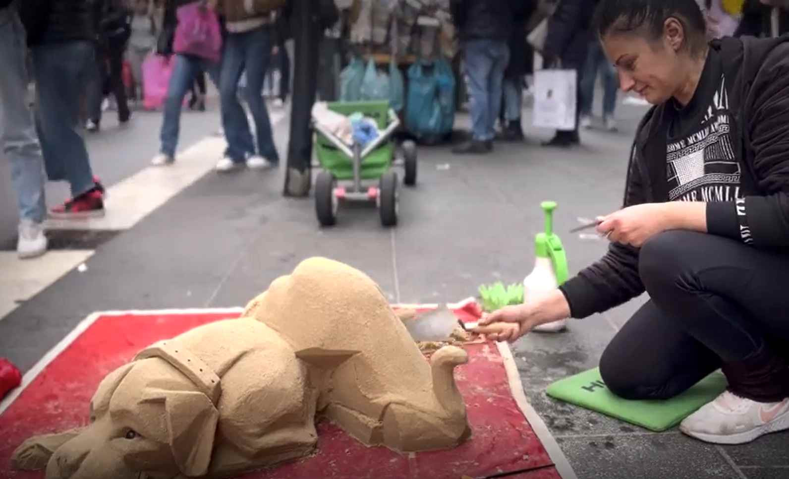 Românca din Italia care face statui din nisip. Angela strânge trecătorii în jurul ei | VIDEO