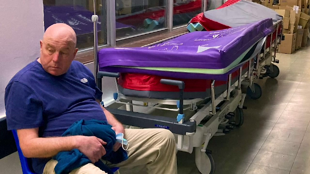 Sistemul medical britanic este sub presiune. Un bolnav de cancer a stat cu orele pe holul unui spital, în așteptare