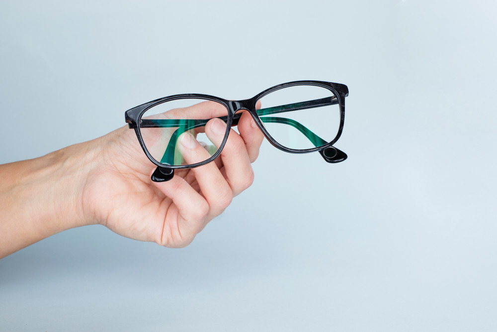 Decizie CJUE. Pentru angajaţii care lucrează cu un monitor, angajatorul trebuie să le asigure ochelari de vedere