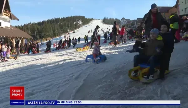 Pârtiile cu zăpadă artificială au fost luate cu asalt de turiști. Săniuțele abia au avut loc pe sectorul alocat copiilor