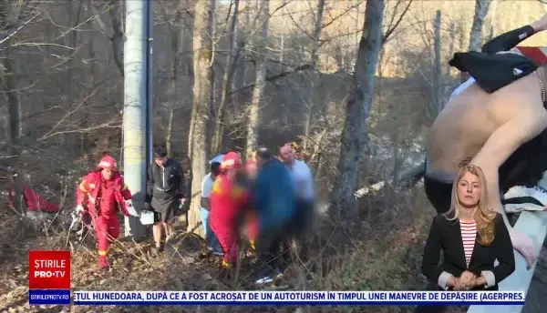 Trei tineri au căzut cu mașina în prăpastie, între Sinaia și Târgoviște. Se întorceau de la petrecerea de Revelion
