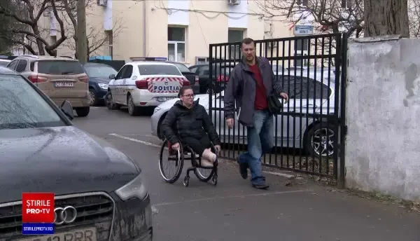 Polițiștii din Constanța au ridicat mașina unei persoane cu dizabilități de pe locul special amenajat. Explicația agenților