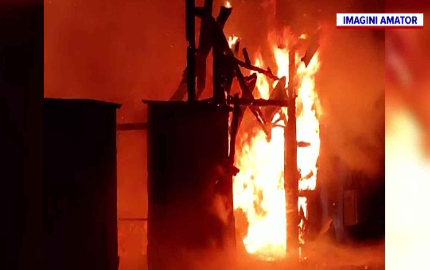 Incendiu la Crevedia, pornit de la un garaj. Pompierii au intervenit cu greu pe strada îngustă