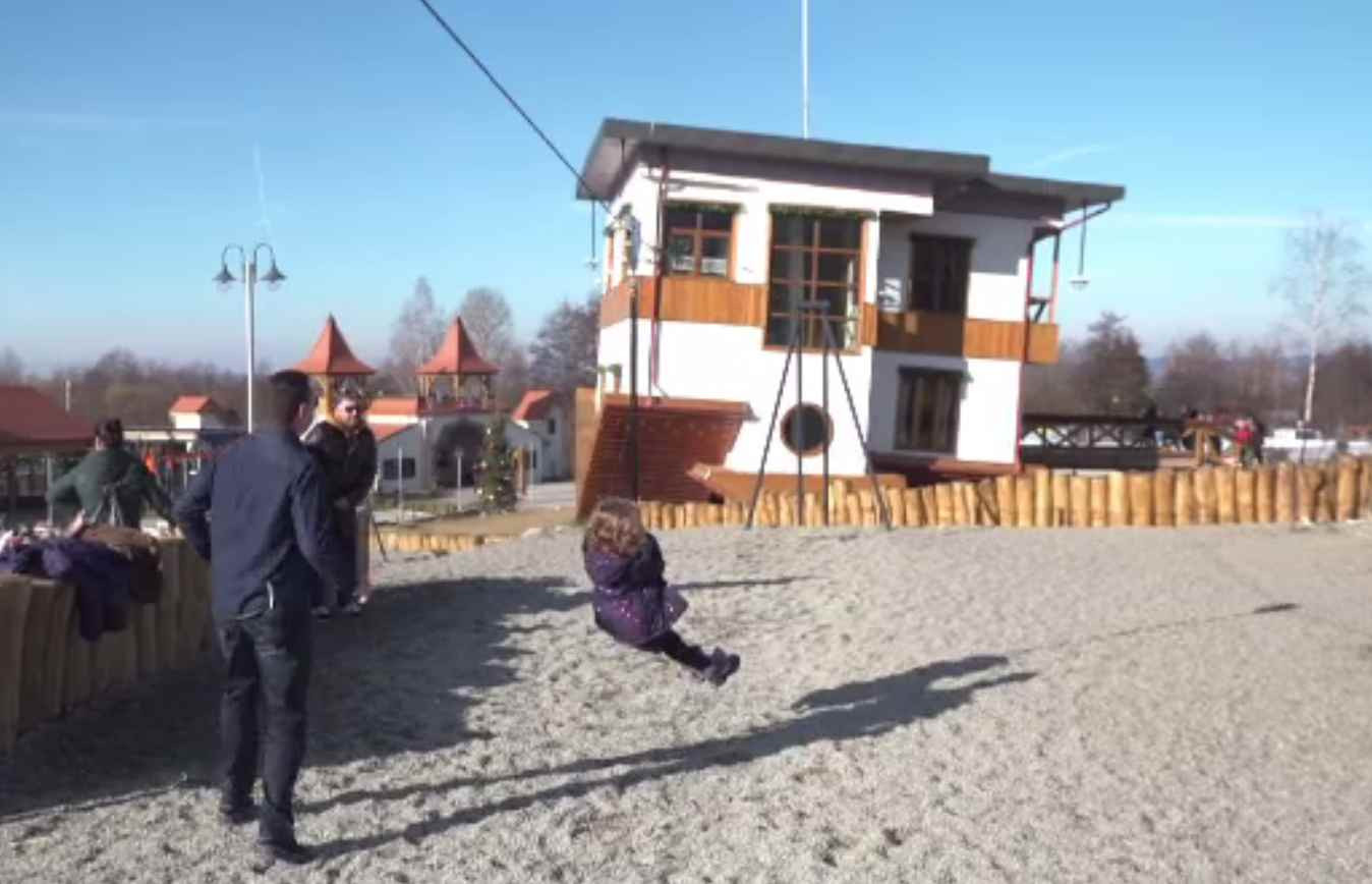 Vacanța la munte nu s-a încheiat pentru unii turiști. Unde se găsește zăpada