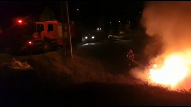 Un bărbat înarmat cu două cuțite a incendiat o mașină în Curtea de Argeș