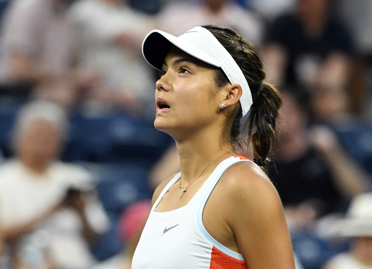 Emma Răducanu a abandonat, plângând, turneul de la Auckland. Ce s-a întâmplat în meciul cu Viktoria Kuzmova