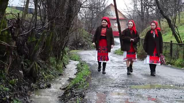 Obiceiurile în Ajun de Bobotează. Ce trebuie să facă tinerele necăsătorite ca să își viseze ursitul, potrivit tradiției