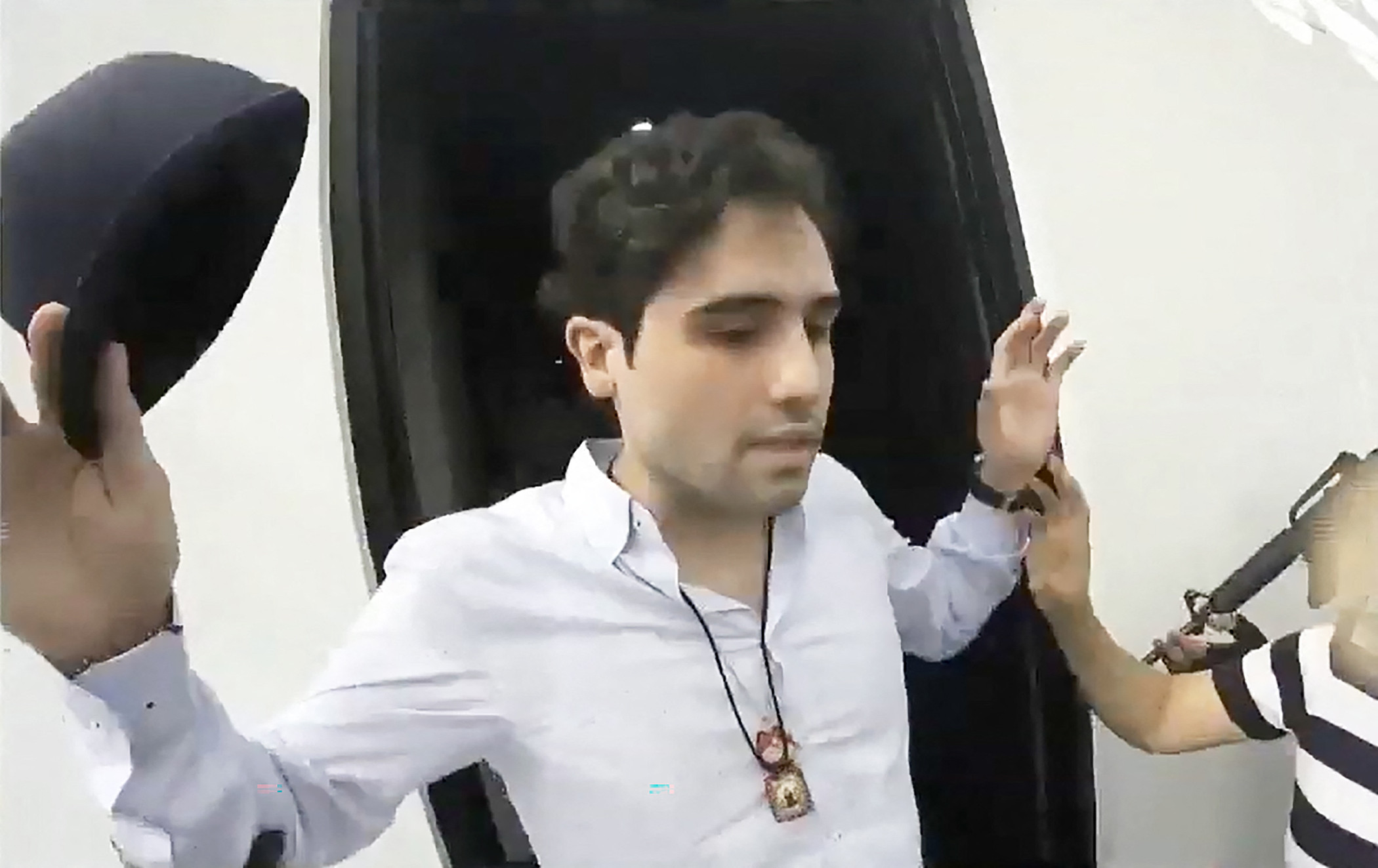 Cum arată acum Ovidio Guzman, fiul lui „El Chapo”. Primele imagini după ce a fost arestat. VIDEO