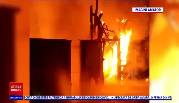 Incendiu la Crevedia, pornit de la un garaj. Pompierii au intervenit cu greu pe strada îngustă