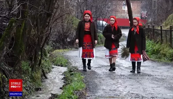 Obiceiurile în Ajun de Bobotează. Ce trebuie să facă tinerele necăsătorite ca să își viseze ursitul, potrivit tradiției