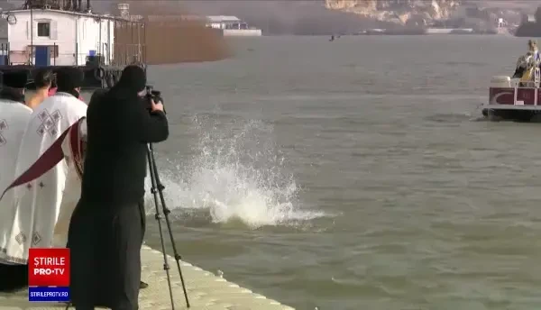 Apele Dunării au fost sfințite în ajun de Bobotează. Se fac ultimele pregătiri pentru slujba de mâine