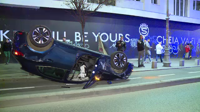 Accident spectaculos pe Calea Victoriei. O mașină s-a răsturnat pe banda destinată bicicletelor, după un impact violent