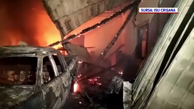 Un incendiu puternic a distrus un garaj dintr-o comună din Bihor. Intervenție dificilă a pompierilor