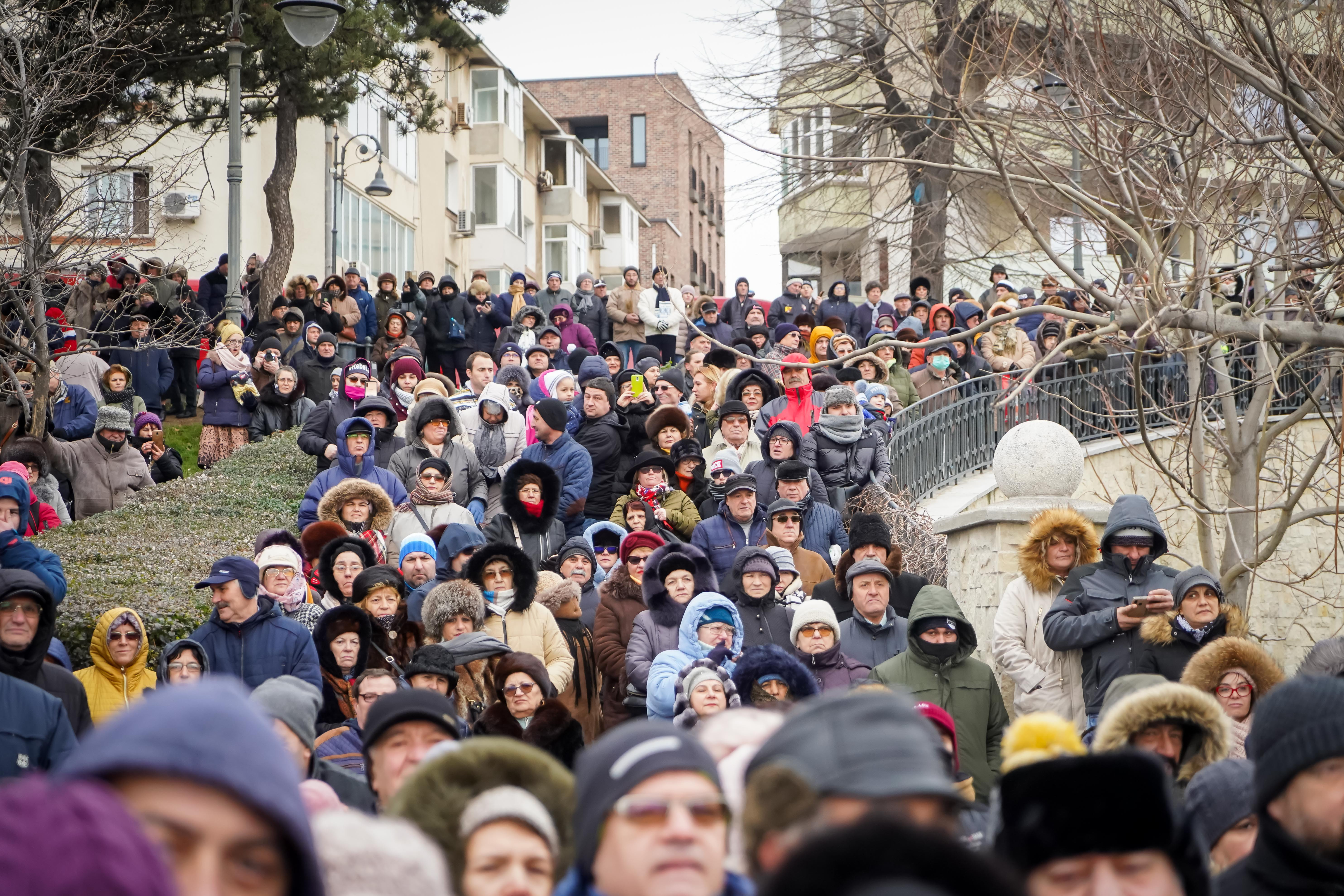 De Bobotează, credincioşii au venit în număr mare la Biserică să ia agheasmă
