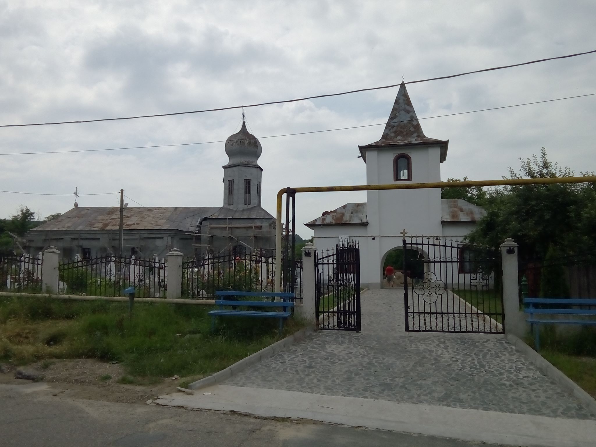 Focuri de armă la o biserică din Bacău. Au fost implicați doi bătrâni, dintre care unul de aproape 90 de ani