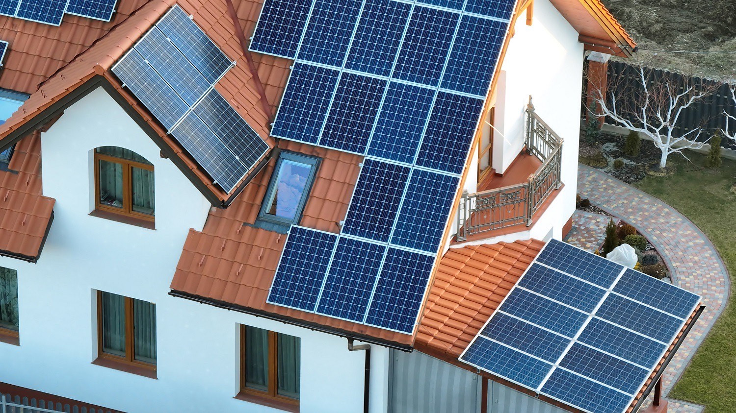 Prosumatorii care injectează energie electrică în rețea vor obține compensații financiare. Proiectul a trecut de Senat