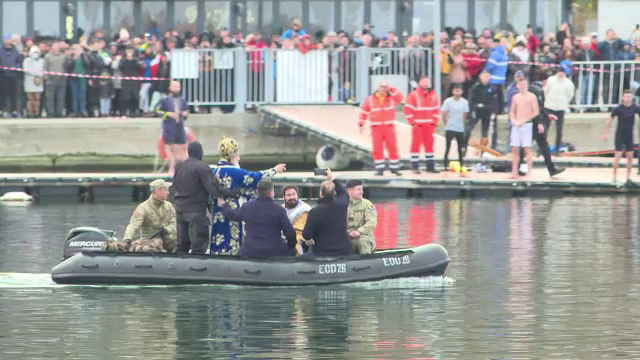 Mii de credincioși au participat la slujba de Bobotează de la Constanța. Tinerii au sărit în ape pentru a recupera crucea