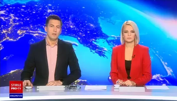 Accident spectaculos pe Calea Victoriei. O mașină s-a răsturnat pe banda destinată bicicletelor, după un impact violent