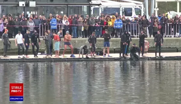 De Bobotează, credincioşii au venit în număr mare la Biserică să ia agheasmă