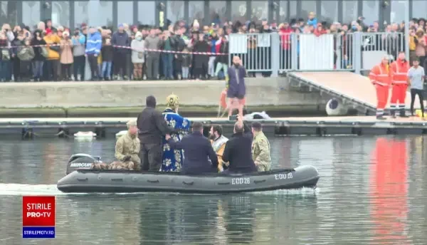 Mii de credincioși au participat la slujba de Bobotează de la Constanța. Tinerii au sărit în ape pentru a recupera crucea