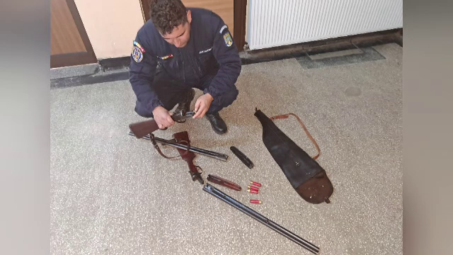 Doi bătrâni din Bacău au vrut să alunge spiritele rele cu focuri de armă în curtea bisericii. Au regretat imediat decizia