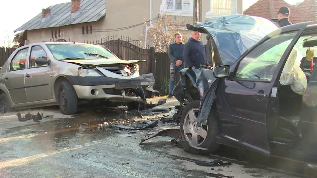 Accident în Dâmbovița. Un bătrân de 78 de ani a pierdut controlul volanului și a intrat într-un tânăr de 22 de ani