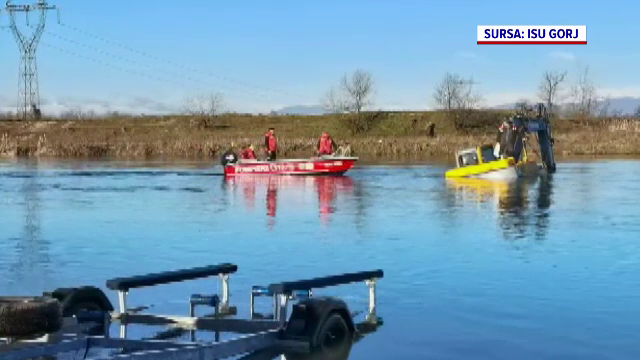 Un bărbat din Gorj a rămas blocat, cu tot cu excavator, în mijlocul Jiului. Cum a fost salvat