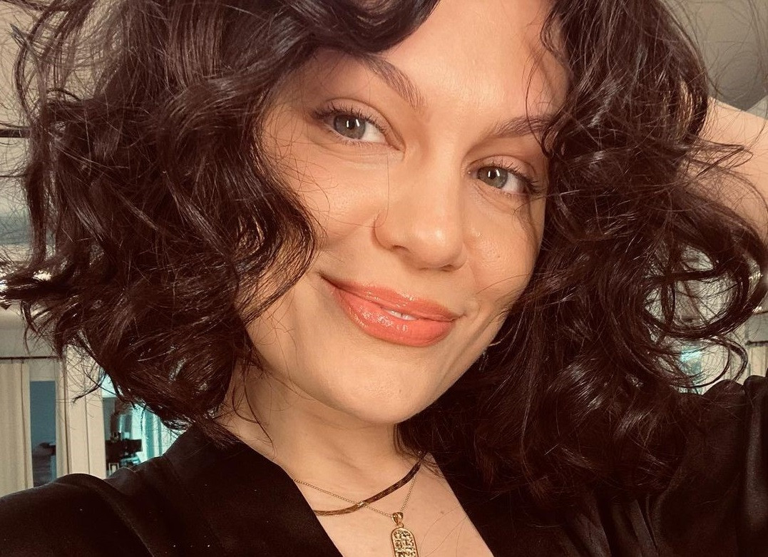 Jessie J s-a operat de cancer mamar și a primit mesaje de susținere din partea fanilor și colegilor. FOTO