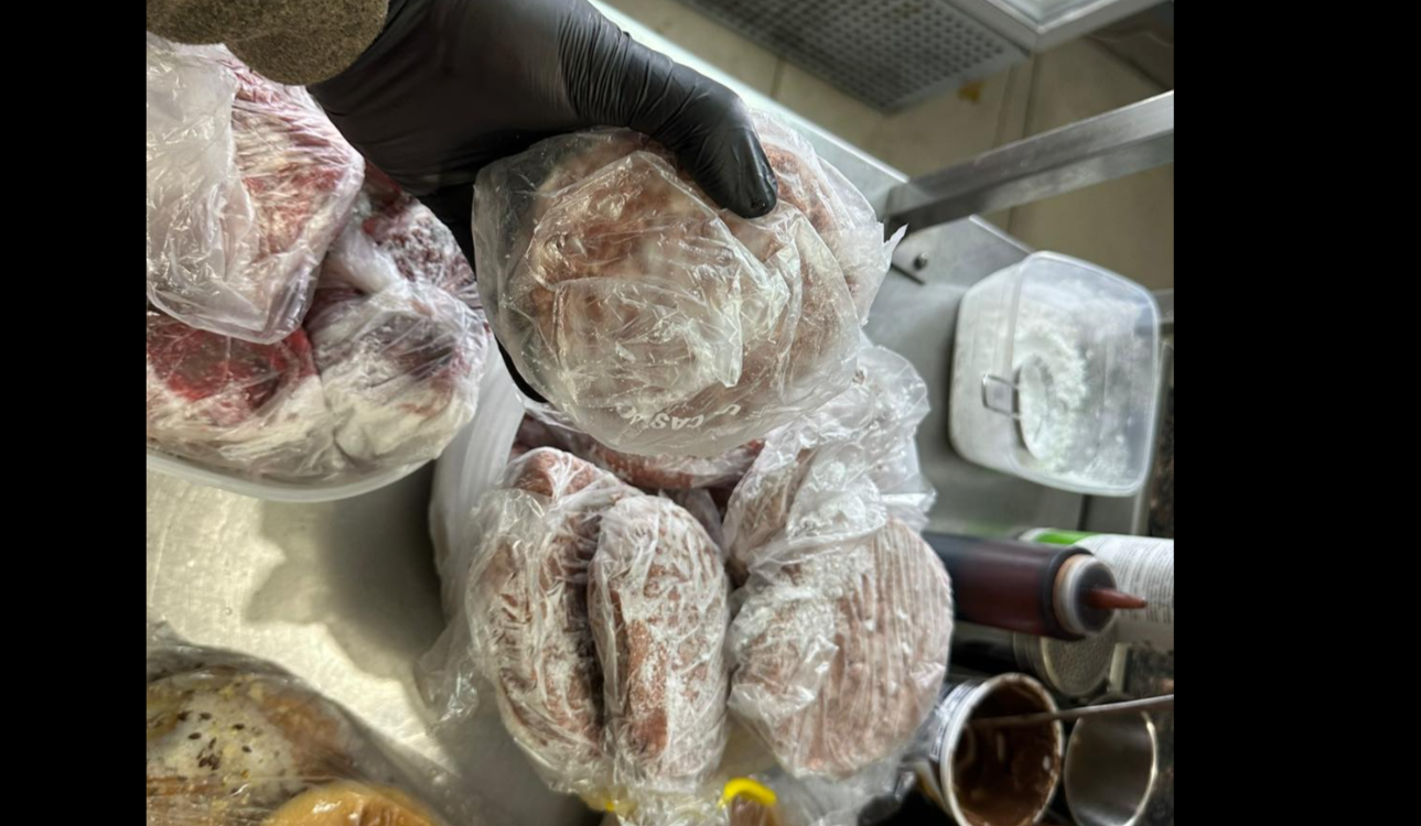 Unele firme din Olanda importă carne refrigerată, o congelează din nou, îi schimbă data valabilităţii şi o vând în România