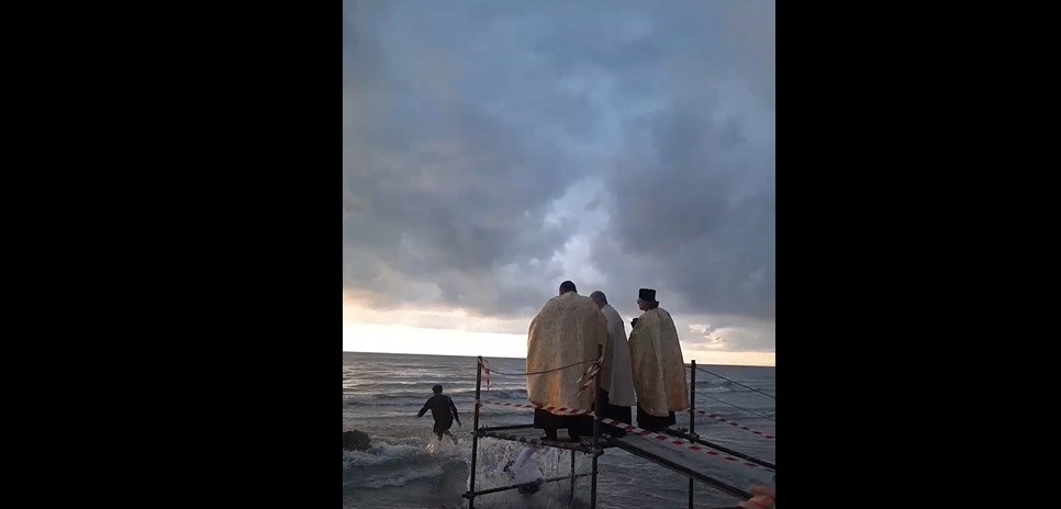 Un preot a căzut în mare când a vrut să arunce crucea de Bobotează, spre amuzamentul oamenilor: „Așa a vrut Domnul”. VIDEO