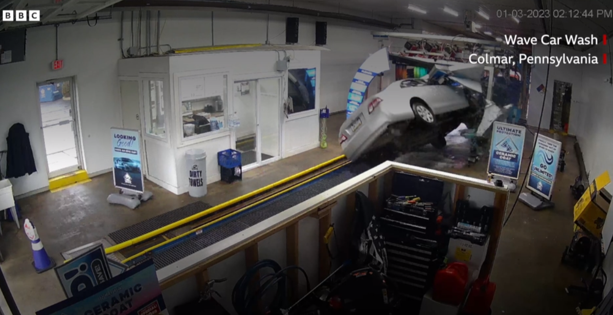 Un bărbat a intrat cu mașina într-o spălătorie auto după ce a apăsat din greșeală accelerația VIDEO