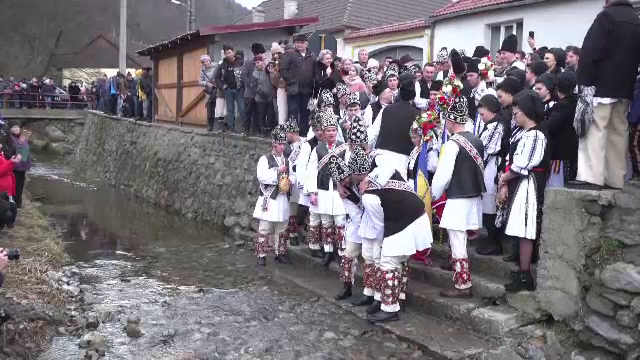 În Mărginimea Sibiului Ionii și Ioanele au fost ”botezați” în râu, conform tradiției