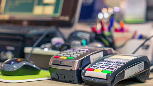 Plata cu cardul, posibilă în aproape toate magazinele. Comercianții care trebuie să aibă obligatoriu POS