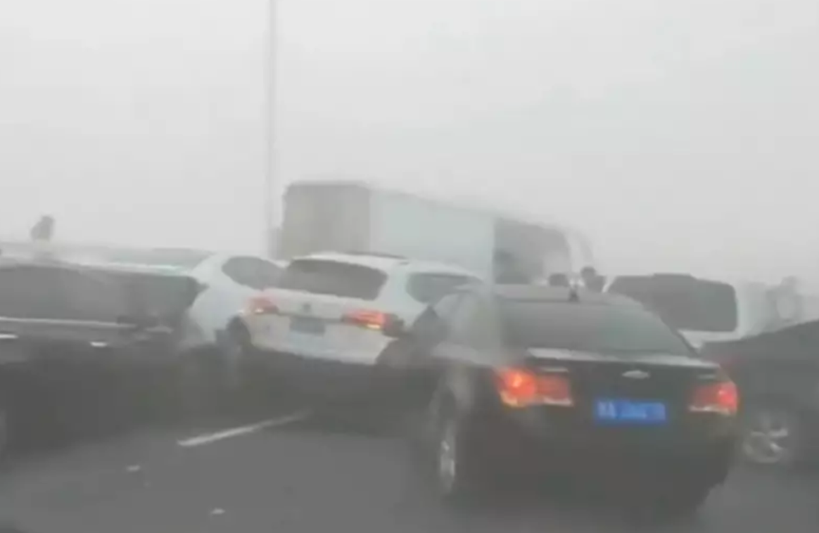 17 morți și 22 de răniți într-un accident rutier, în China. Un camion a lovit din plin un cortegiu funerar VIDEO