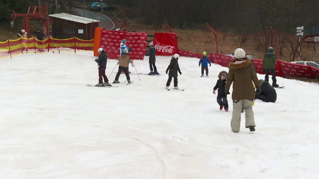 Turiștii din Poiana Brașov au profitat de zăpada așternută pe pârtie, deși sezonul de schi nu a fost deschis încă