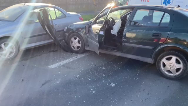 Accident în lanț, în Arad. Cinci mașini s-au ciocnit ca într-un joc de biliard