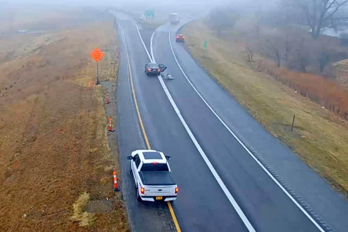 Un copil a căzut din mașină după ce a deschis ușa, în timp ce autoturismul rula cu viteză pe autostradă. VIDEO