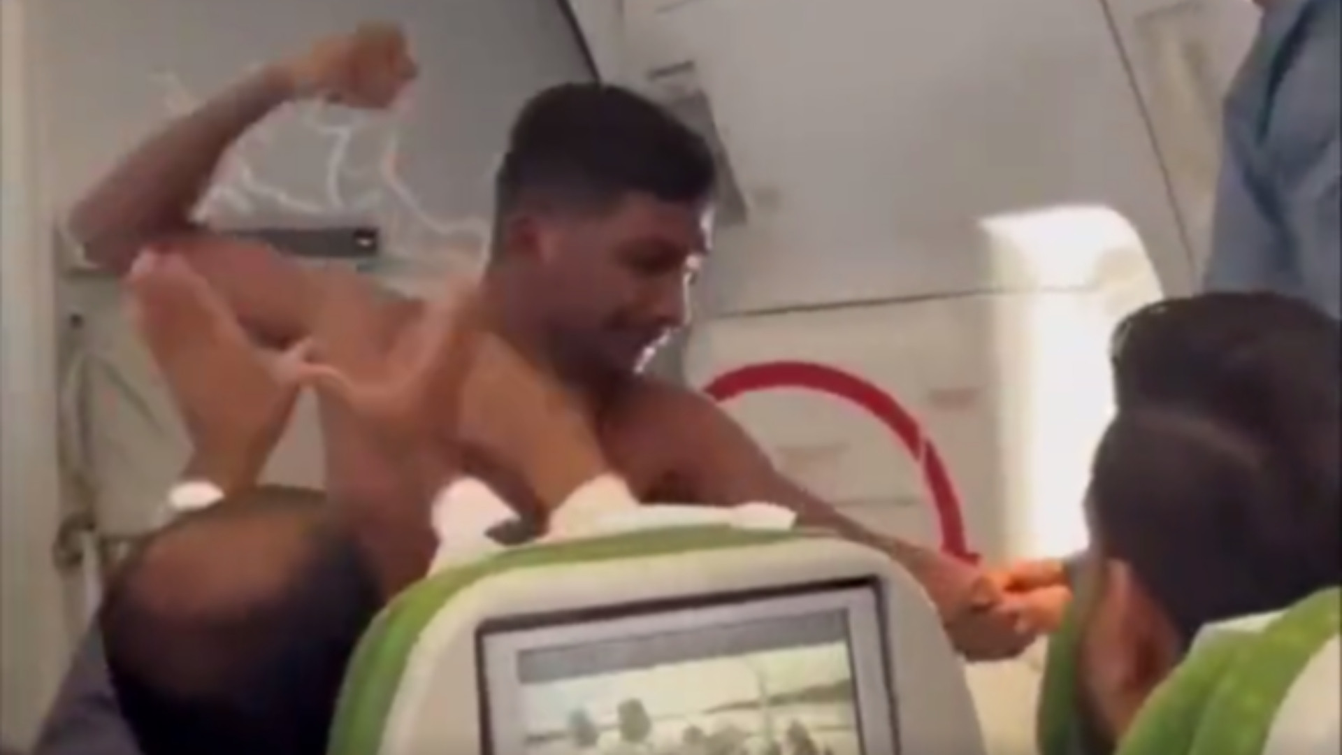 Momentul în care un tânăr dezbrăcat îl lovește cu pumnii pe un alt pasager în avion. Ce au făcut ceilalți călători | VIDEO
