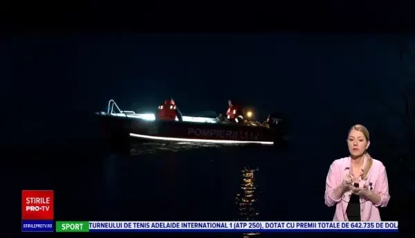 Operațiune dramatică pe Colibița. Trei tineri care se plimbau cu hidrobicicleta au căzut în apă