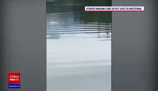 Imaginile surprinse înainte ca cei 3 tineri să se răstoarne cu hidrobicicleta în lacul Colibița. Unul este dispărut