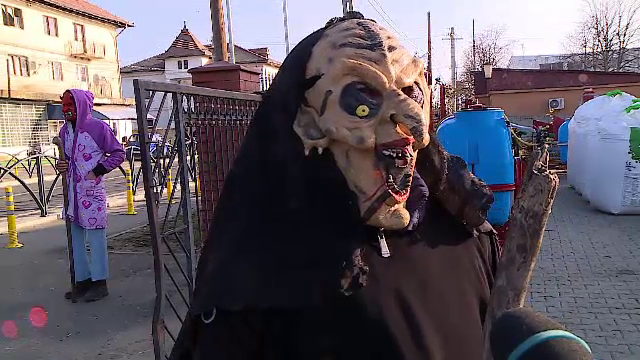 În comuna Caraula, „urâții” au mers din casă în casă pentru a alunga spiritele rele și pentru a marca sfârșitul de an