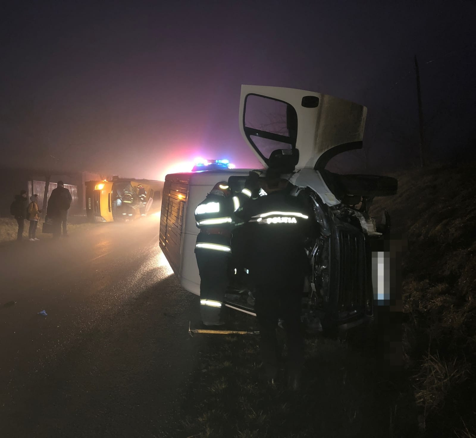 Microbuz școlar, implicat într-un accident cu o mașină de pâine, în județul Botoșani. Ambele s-au răsturnat FOTO